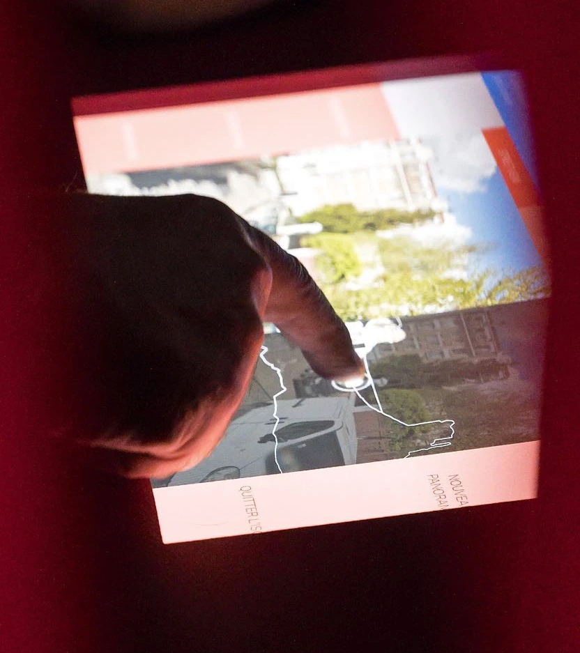 L'isoloir est au centre d'un espace culturel. Il s'agit d'un cube rouge dans lequel un individu entre et va modifier une photo de chez lui, et modifier son environnement sonore.